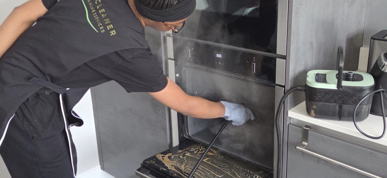 Vercleaner cleaner steam cleaning an oven
